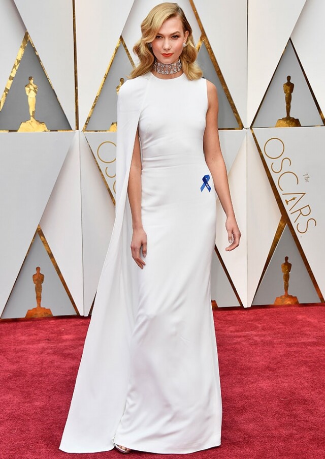 在第 89 屆奧斯卡金像獎紅地毯上，Karlie Kloss 穿上白色 Stella McCartney 晚裝亮相。腰間扣上藍絲帶的她，引起關注。