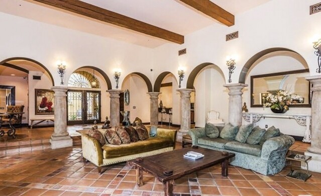家中的一磚一瓦都充滿西班牙的風味，大廳的拱門設計十分吸引眼球。