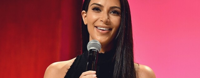 在新一集 Kardashian 家族真人 show － 《Keeping up with the Kardashians》中，Kim Kardashian 憶述去年十月在巴黎於酒店遭持槍搶劫一事。Kim 指賊人早有預謀，一直監視他們。