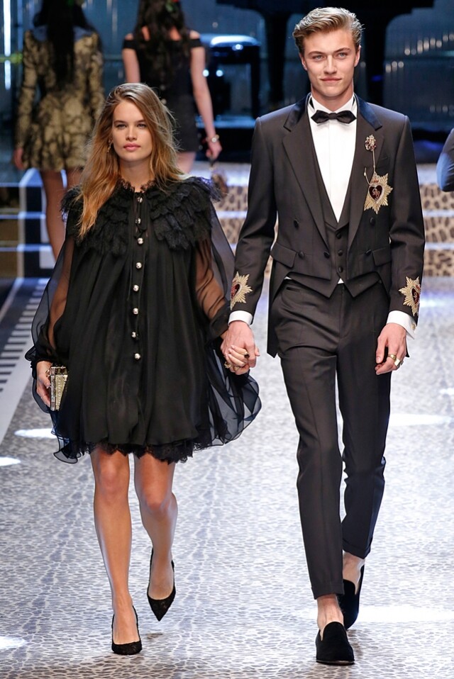 早前他們更以情侶檔姿態，登上 Dolce & Gabbana FW17 的天橋上。