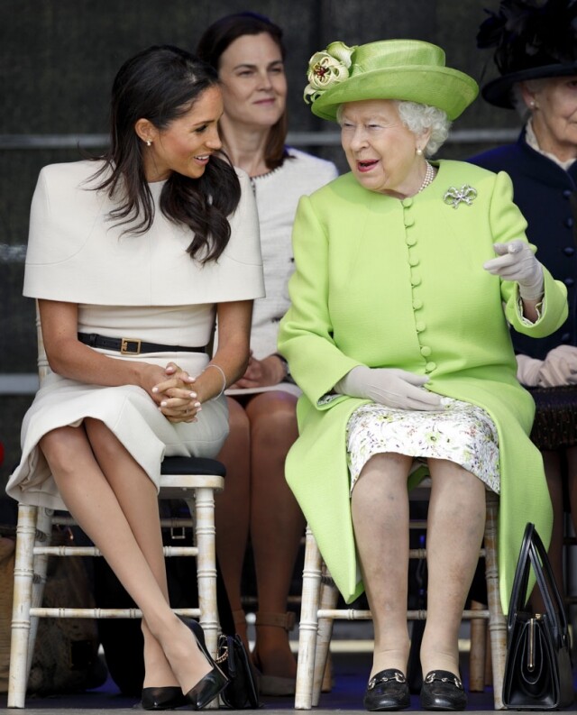 Meghan 不是不懂 “Duchess slant”，之前的皇室活動中，她便採用了 “Duchess slant” 的坐姿。