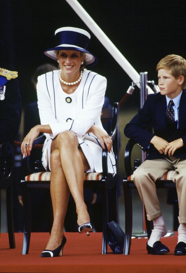 翻看戴安娜王妃的舊照，能發現她在出席皇室活動時，她亦是「翹腳」的姿勢