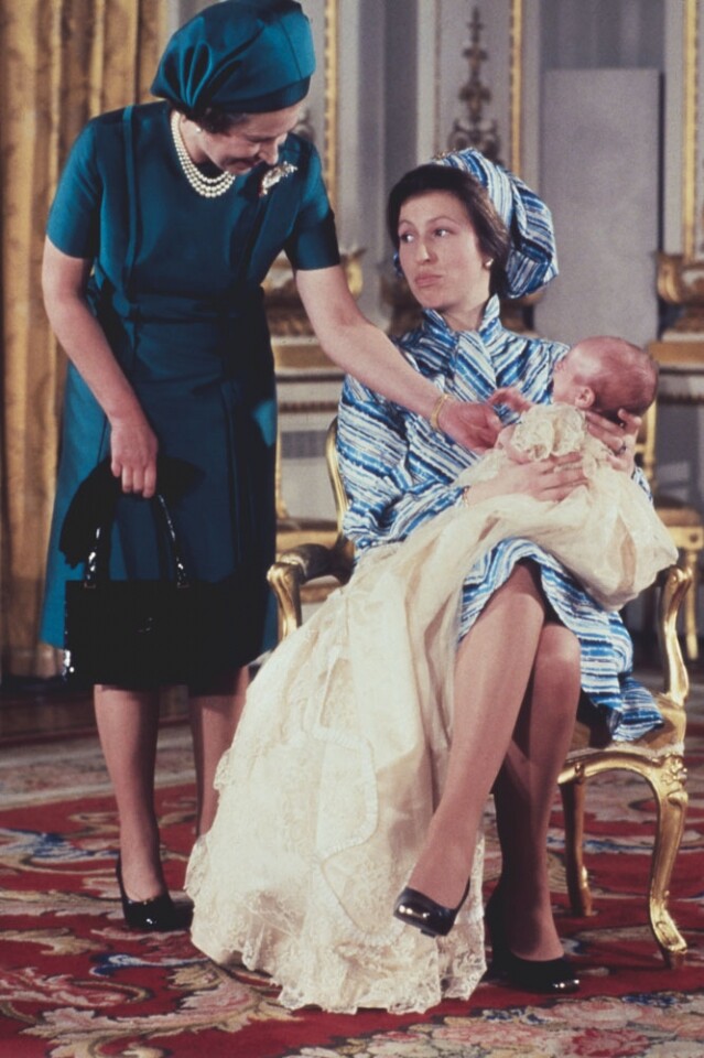 安妮長公主（Princess Anne）亦曾以「翹腳」坐姿抱著她的兒子 Peter Phillip。