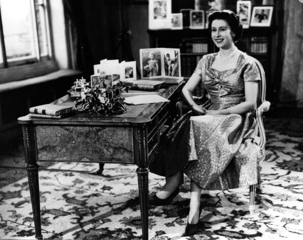 甚至連英女皇在年輕時，也曾經以「翹腳」的坐姿示人。