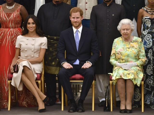 Meghan 卻在正式的皇室頒獎典禮上採用了「翹腳」的坐姿，相比之下便顯得不正式。