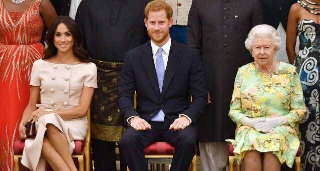 皇室規矩多，坐也不能隨心所欲？Meghan Markle 雙腳交疊成焦點