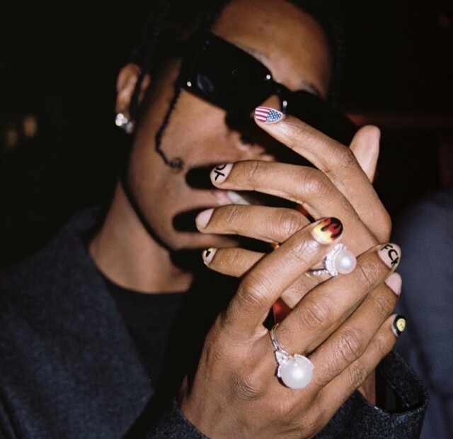 ASAP Rocky 可算是男人搽指甲油的代表,不只是搽甲油,更會為十指設計圖案,以配合服飾的穿搭。 ASAP Rocky 可算是男人搽指甲油的代表,不只是搽甲油,更會為十指設計圖案,以配合服飾的穿搭。
