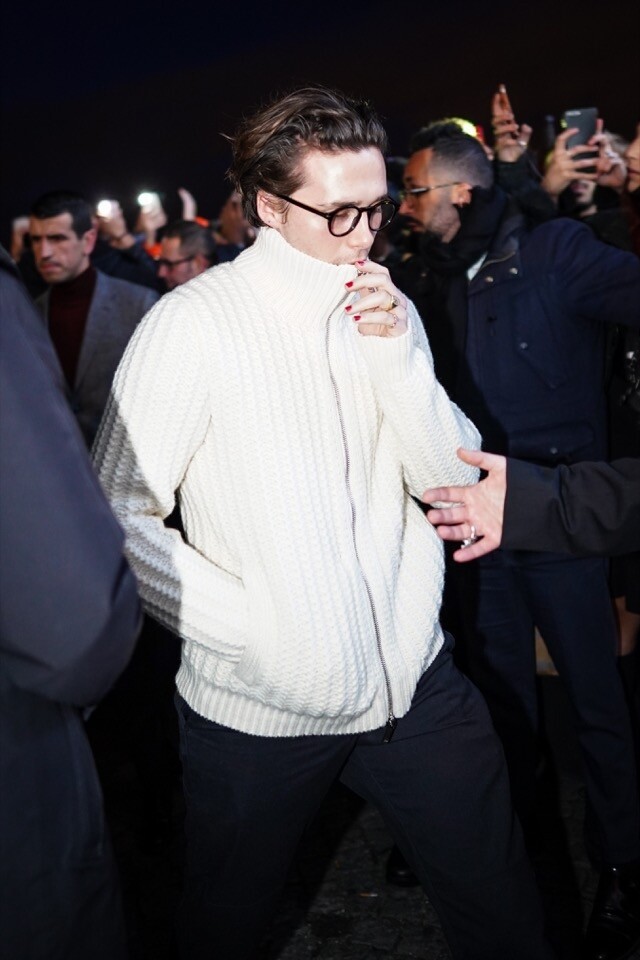 早前 Brooklyn Beckham 出席 Dior 男裝騷時，十指搽上了鮮紅色指甲油，即時成為了焦點。