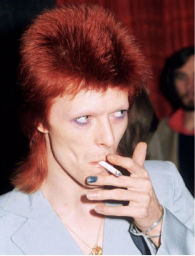 事實上男人搽指甲油真的不是新鮮事，David Bowie 早於 70 年化已經為指甲添上色彩。