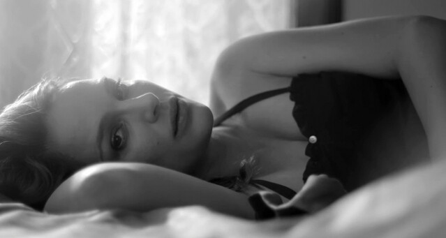 Natalie Portman 剛於本月初誕下與丈夫 Benjamin Millepied 的第 2 個小孩 Amalia。在懷孕期間，Natalie Portman 挫著巨肚出席金像獎頒獎禮已經非常矚目，幸福滿瀉。原來，Natalie 在臨盆前的一個月，已與肚中的女兒 Amalia 一起成為歌手 James Blake 新歌〈My Willing Heart〉的女主角！