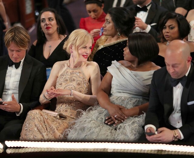 最近 Nicole Kidman 在澳洲著名主持 Kyle 和 Jackie O 的電台訪問時輕輕解釋，她沒有拍掌是因為怕弄壞手上戴著的名貴戒指，戒指由珠寶商借出的，所以她一直小心翼翼。每當她想拍掌時，心情都很矛盾，但為了支持得獎者，所以最後用了一個不合掌的方式去拍掌。