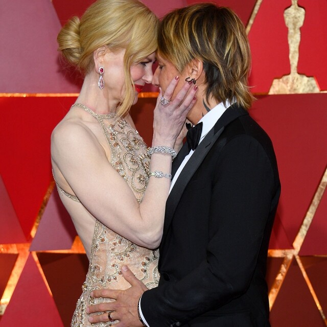 Nicole Kidman 所戴的名貴戒指是來自品牌 Harry Winston，她在紅地毯上與老公 Keith Urban 親親時，戒指清晰可見。戒指閃，但「閃光彈」更閃！