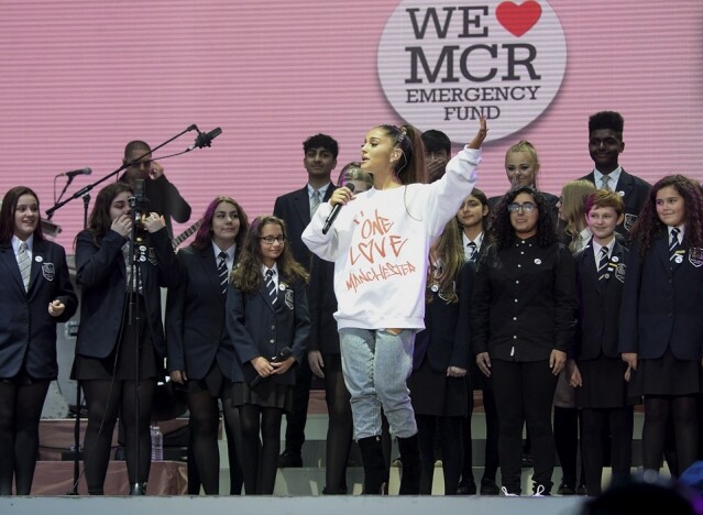 1. Ariana Grande 與中學生合唱 'My Everything'，全場觀眾瘋狂