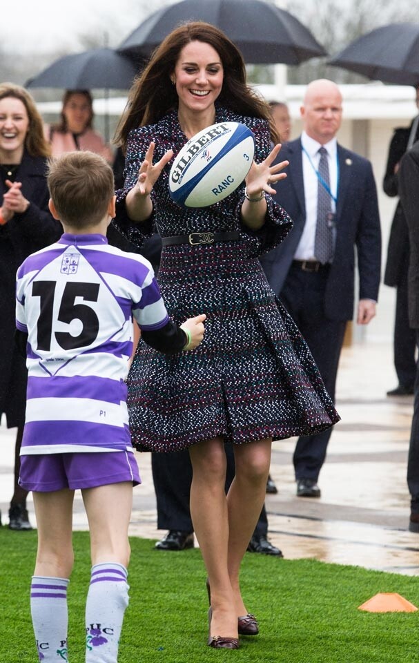 另外，威廉王子及凱特王妃亦出席了一個青少年欖球活動，與當地學生接觸。凱特王妃與學生互動時依然保持優雅，感覺和藹可親。