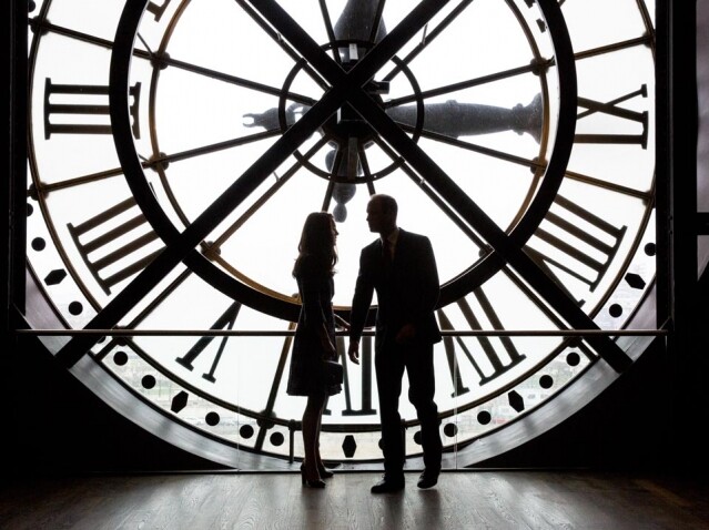 來到浪漫的「花都」巴黎，威廉王子及凱特王妃又怎會不到一些著名景點參觀？他們來到充滿印象派畫作浪漫氣氛的奧賽博物館（Musée d'Orsay），更在大鐘裝置前留下浪漫的剪影，猶如年輕的熱戀情侶。