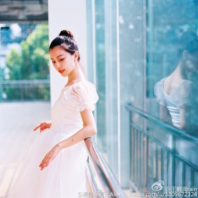 「氧氣女神」王鶴潤清純穿搭 白色紗裙