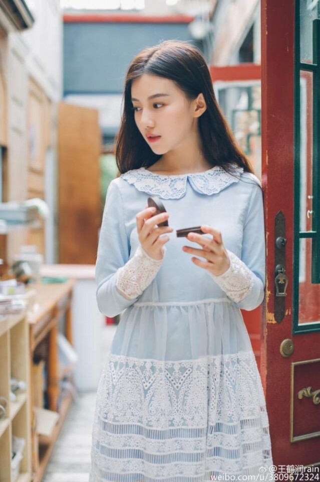 「氧氣女神」王鶴潤清純穿搭粉藍色連身裙