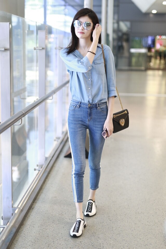 Denim on denim 跟波鞋的襯法是無可挑剔的,何穗都表示認同。 Denim on denim 跟波鞋的襯法是無可挑剔的,何穗都表示認同。