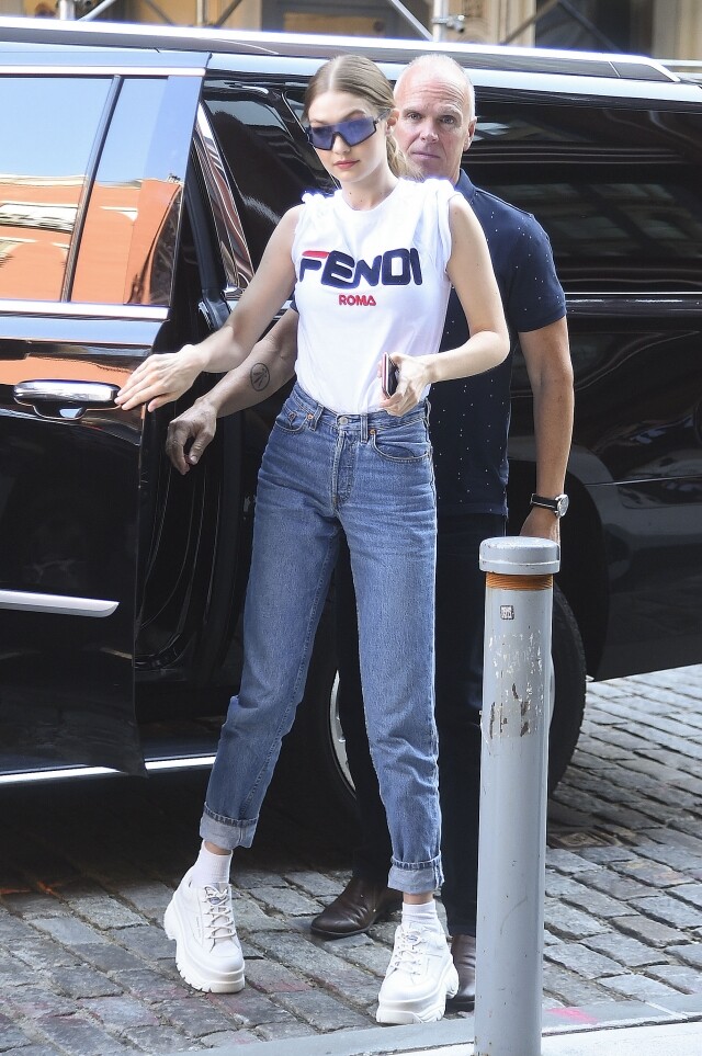 Gigi Hadid 近期對厚底波鞋愛不釋手，以高腰牛仔褲配襯白 T-shirt，盡見 90s 的街頭風。