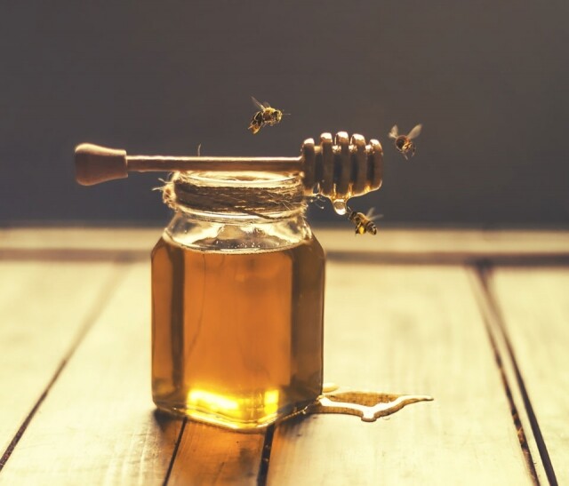 蜂蜜 蜂蜜有助紓緩喉嚨乾燥引致的咽癢乾咳，亦可滋潤喉嚨，以暖水沖泡便可。