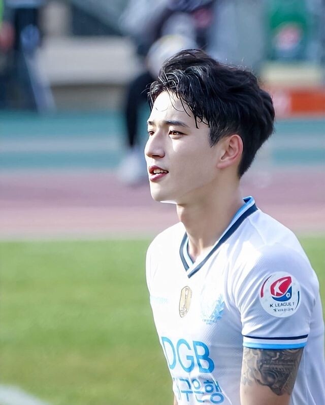 年僅 22 歲的鄭勝元目前效力韓國大邱 FC 球隊，2019 年更獲選為韓國 U-23 足球國家代表隊