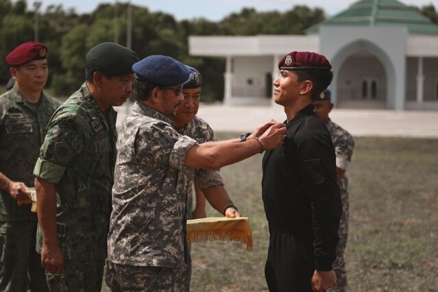 學成歸國後,Mateen 王子的父親任命他成為汶萊皇家部隊的上尉軍官 學成歸國後,Mateen 王子的父親任命他成為汶萊皇家部隊的上尉軍官