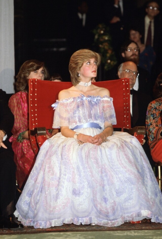 當年 Princess Diana 穿上一字肩雪紡蛋糕裙