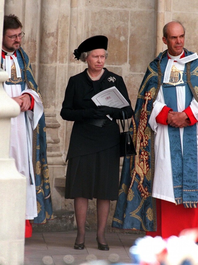 英女王在 1997 年出席戴安娜王妃的喪禮時，亦配戴了這枚胸針。