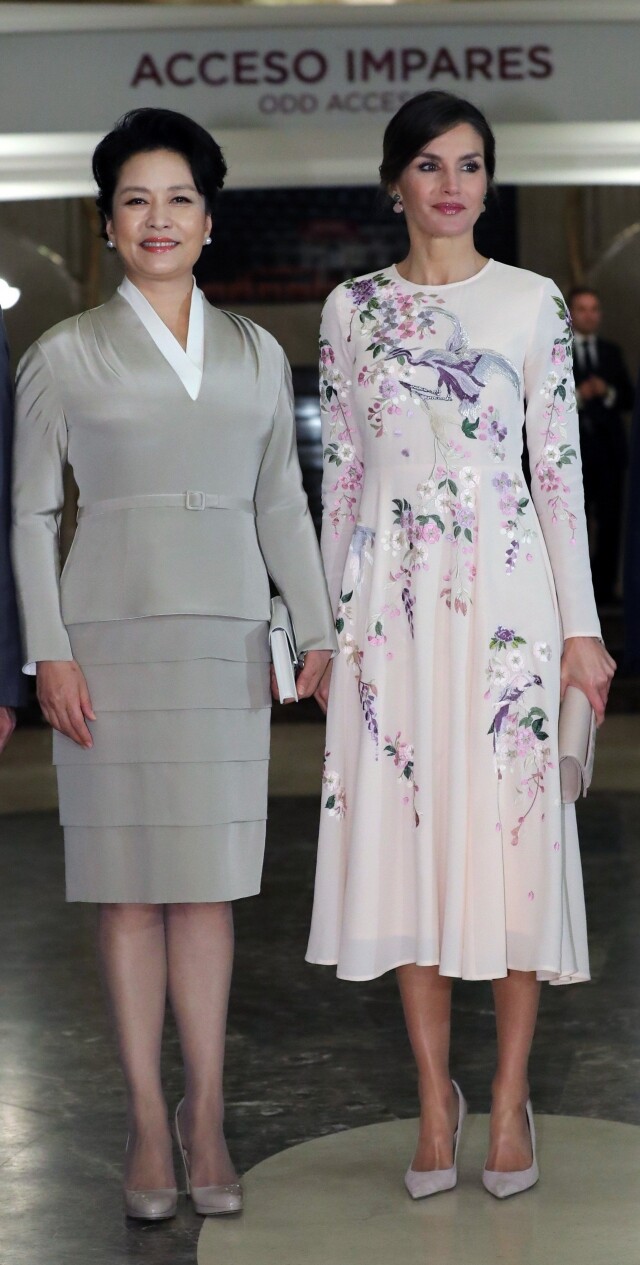 2018 年西班牙王后曾穿上一襲 ASOS 的白色花卉刺鏽裙子接待中國國家主席夫人彭麗媛