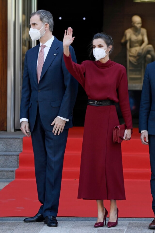 王后不只一次穿上 Massimo Dutti 的裙子，而近來出色之作有這一身酒紅色連身長裙，配上同色高跟鞋與手拿包，更見高雅氣質。