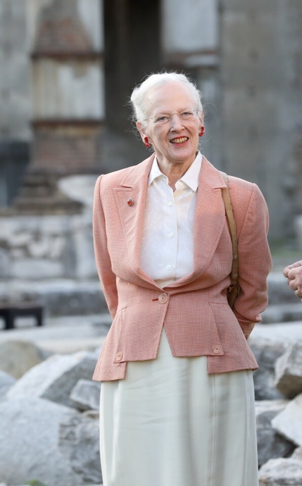 除此之外,Margrethe II 還精通 5 種語言,包括母語丹麥文、瑞典文、英文、法文和德文。 除此之外,Margrethe II 還精通 5 種語言,包括母語丹麥文、瑞典文、英文、法文和德文。