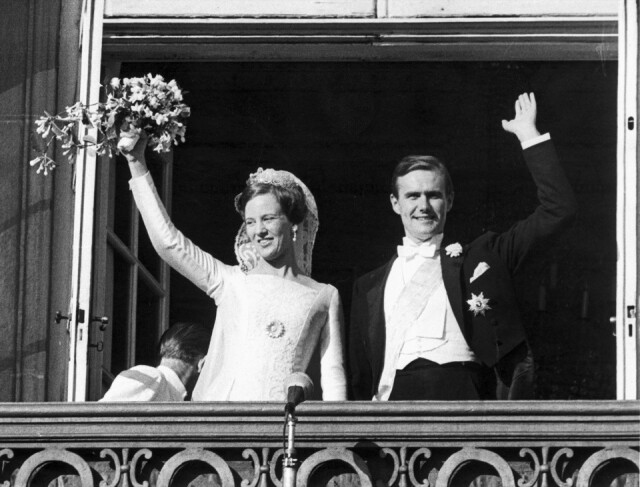 Margrethe II 與 Henrik 親王舉行盛大婚禮,正式結為夫妻 Margrethe II 與 Henrik 親王舉行盛大婚禮,正式結為夫妻