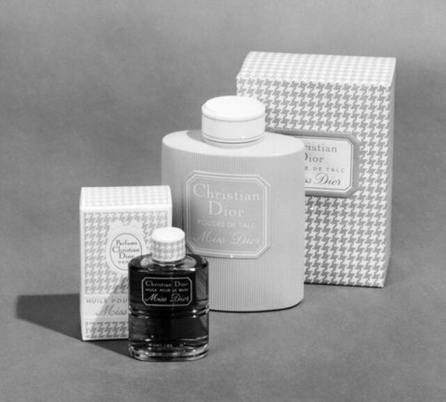 Dior 更在 1950 年再次為香水瓶作出設計上的改動，在玻璃瓶上增加了千鳥格的花紋
