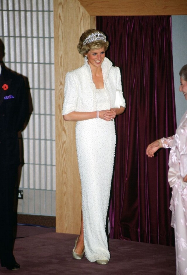 出於私心的話，大家當然更想看到她 1989 年到訪香港的白色綴珠晚裝、外套造型加上皇冠的造型吧。