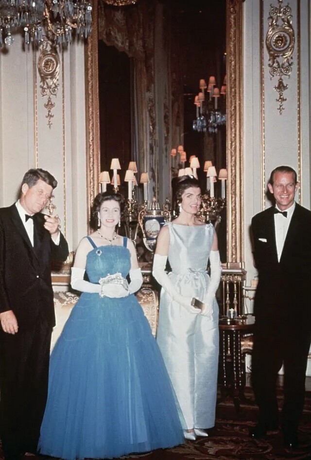 英女皇就穿上淺藍色的舞會禮服