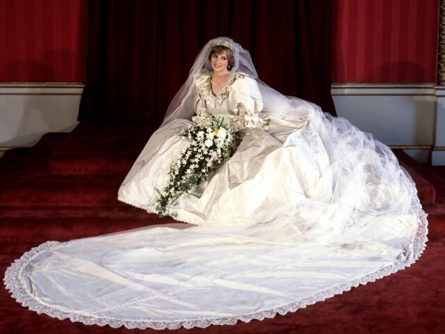 婚紗由絲質 taffeta 與喱士製成，長 25 尺，價值超過 150 萬港幣，由 David 及 Elizabeth Emanuel 所設計。預告中只見到 Emma 的背景，相信到劇集播映時，情況將更為震撼。