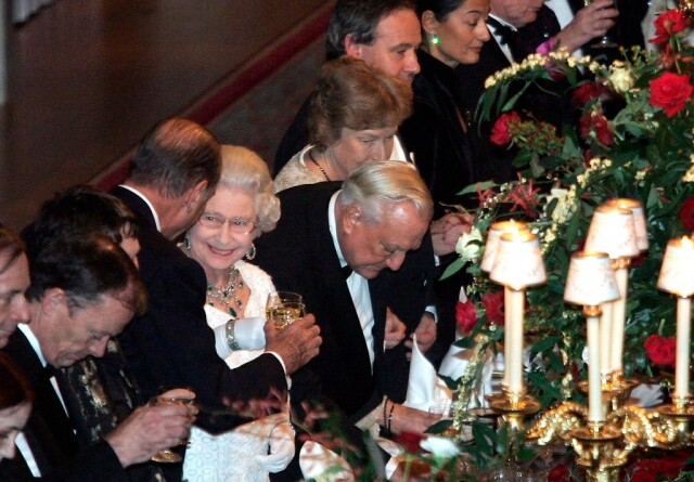 連行樓梯都有規矩？揭秘 3 個英國皇室成員的禮節及餐桌上的隱藏訊號