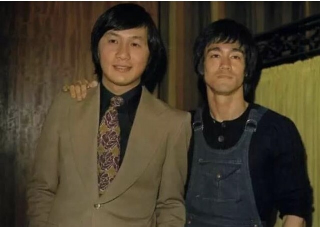 許冠傑和李小龍為嘉禾拍片,兩人因此經常碰頭、老友鬼鬼。 許冠傑和李小龍為嘉禾拍片,兩人因此經常碰頭、老友鬼鬼。