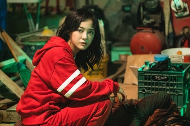 金世正扮演的女主角「都哈娜」擁有超強聽覺與感應惡鬼能力,還能夠讀取他人記憶 金世正扮演的女主角「都哈娜」擁有超強聽覺與感應惡鬼能力,還能夠讀取他人記憶