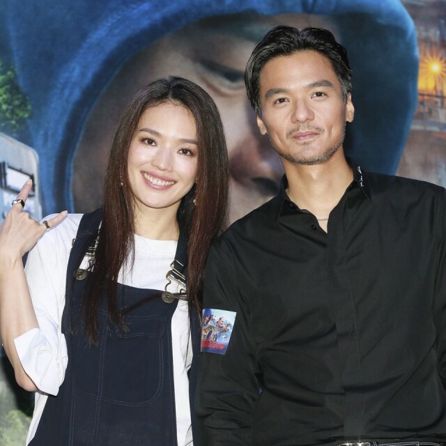舒淇和馮德倫在《俠盜聯盟》首映上首度在香港以夫妻檔出席活動。 舒淇和馮德倫在《俠盜聯盟》首映上首度在香港以夫妻檔出席活動。
