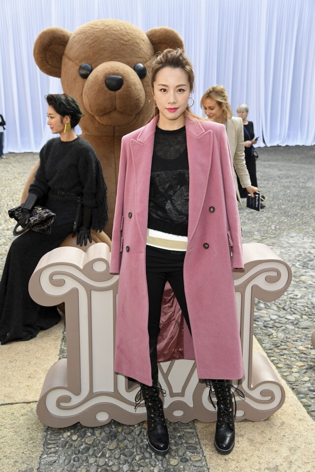 Stephy 受邀出席 Max Mara 的米蘭春夏時裝 show，她挑選了該品牌的粉紅色長身大褸