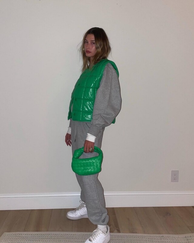 Hailey Bieber 高級運動褲穿搭 Hailey Bieber 高級運動褲穿搭