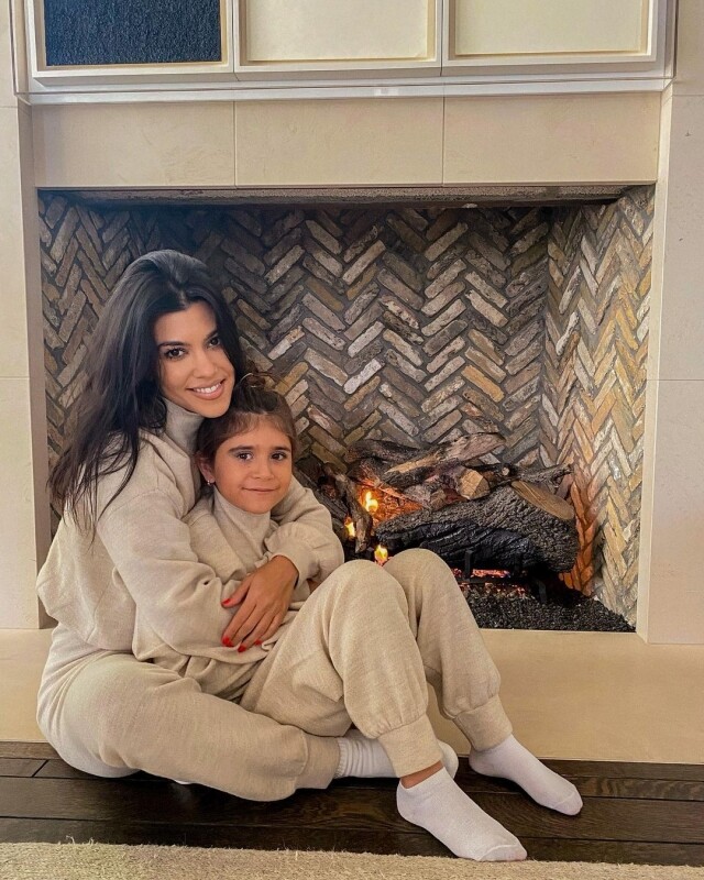 Kourtney Kardashian 運動服親子裝穿搭 Kourtney Kardashian 運動服親子裝穿搭