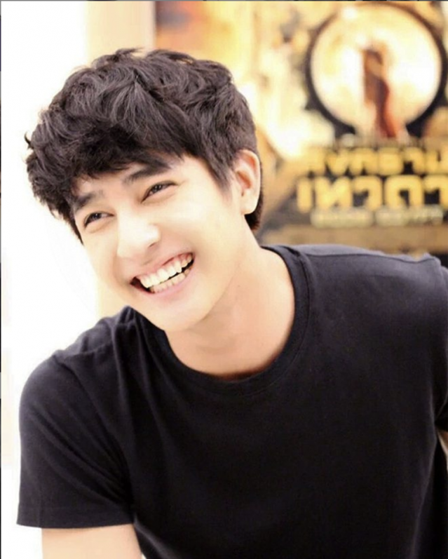 窩心的笑容是泰國男藝人Earth Pirapat 的標誌，就如陽光般給粉絲帶來正能量。