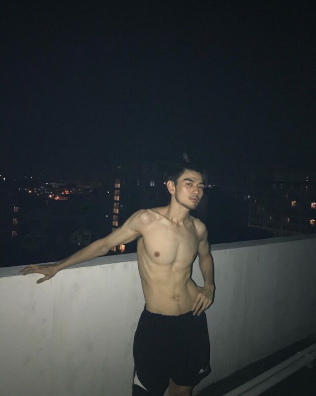 私底下 Mike 是個喜歡健身的大男孩,身材雖然不是十分健壯,但鋼條型的身形也是很有看頭。 私底下 Mike 是個喜歡健身的大男孩,身材雖然不是十分健壯,但鋼條型的身形也是很有看頭。