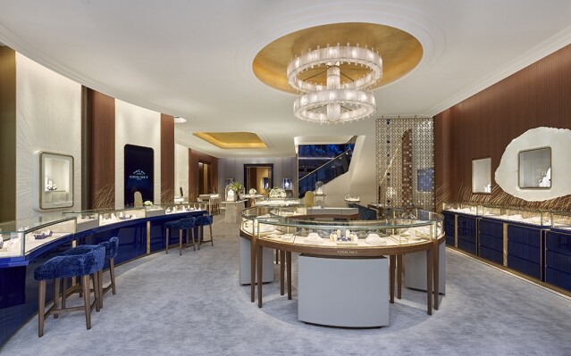 想與愛侶體驗「為愛加冕」(Crown Your Love) 的服務？最近Chaumet於尖沙咀「1881」開設全新旗艦店，全新旗艦店讓人猶如置身於18世紀風格的巴黎私人公寓中，以金色與Bleu de Sèvres深藍色為主調，柔和的燈光與擺設，簡約高雅，極富法式情懷。
