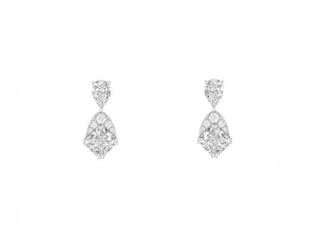 Chaumet Josephine 鉑金鑽石吊飾耳環，鑲嵌了明亮式切割鑽石、兩顆梨形鑽石與枕形切割鑽石