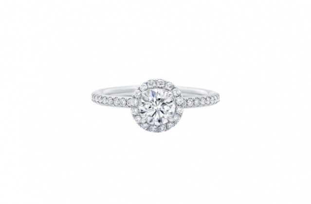 Harry Winston 的鑽石戒指有不同的切割和形狀，每一顆都非常耀眼。