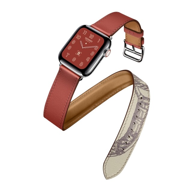 另一款新登場的 Apple Watch Hermès 不鏽鋼錶殼配 Single Tour 錶帶款式，特別推出 Della Cavalleria 印花拼色錶帶。