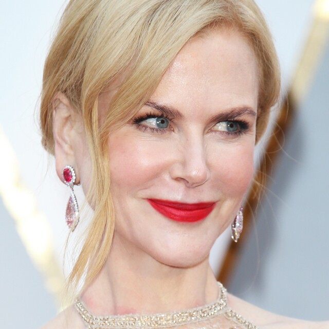 Nicole Kidman 以 Harry Winston 紅寶石耳環，襯出高貴造型。